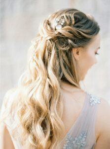 a photo of a soft Hollywood hairstyle on a bride