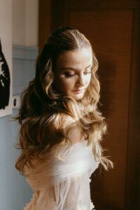 a photo of a soft Hollywood hairstyle on a bride