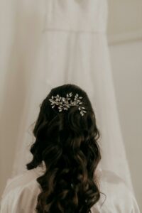a photo of a soft Hollywood hairstyle on a bride